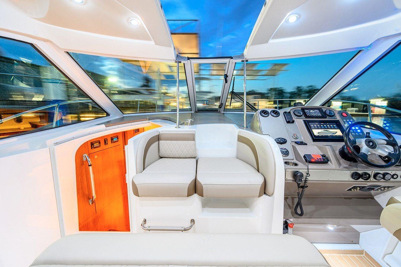 2008-cruisers-yachts-40-67a734