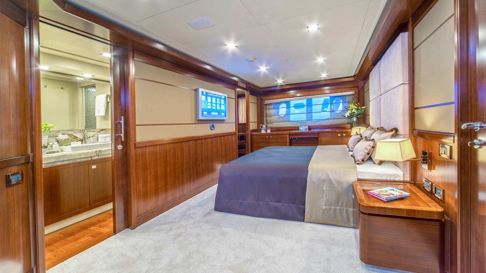 2008 FERRETTI CUSTOM LINE 107' 1