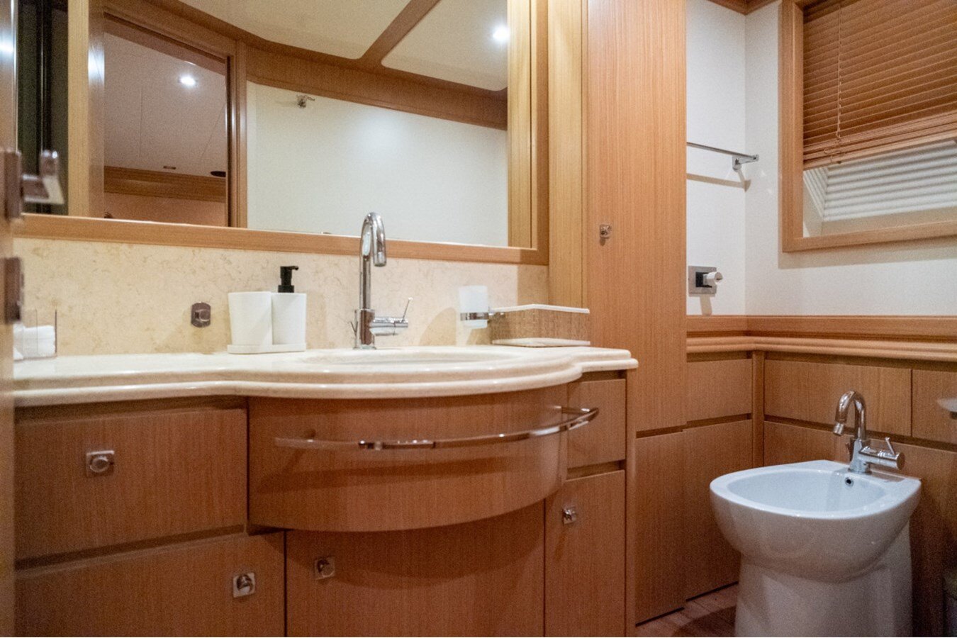 2008-ferretti-custom-line-86-f62b46