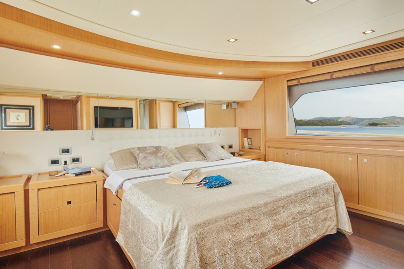 2008 FERRETTI YACHTS 86'