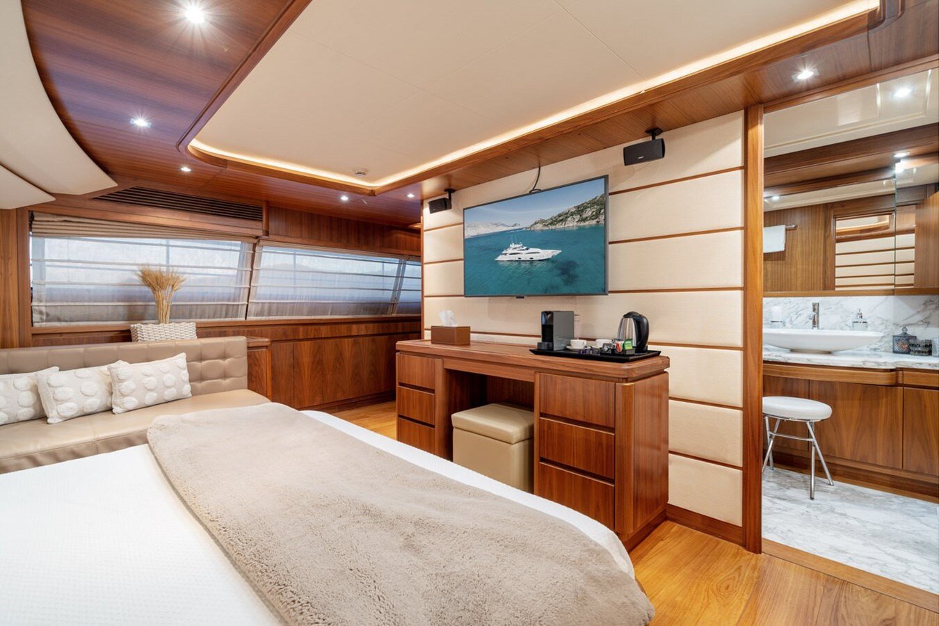 2008 FERRETTI YACHTS 98' 6