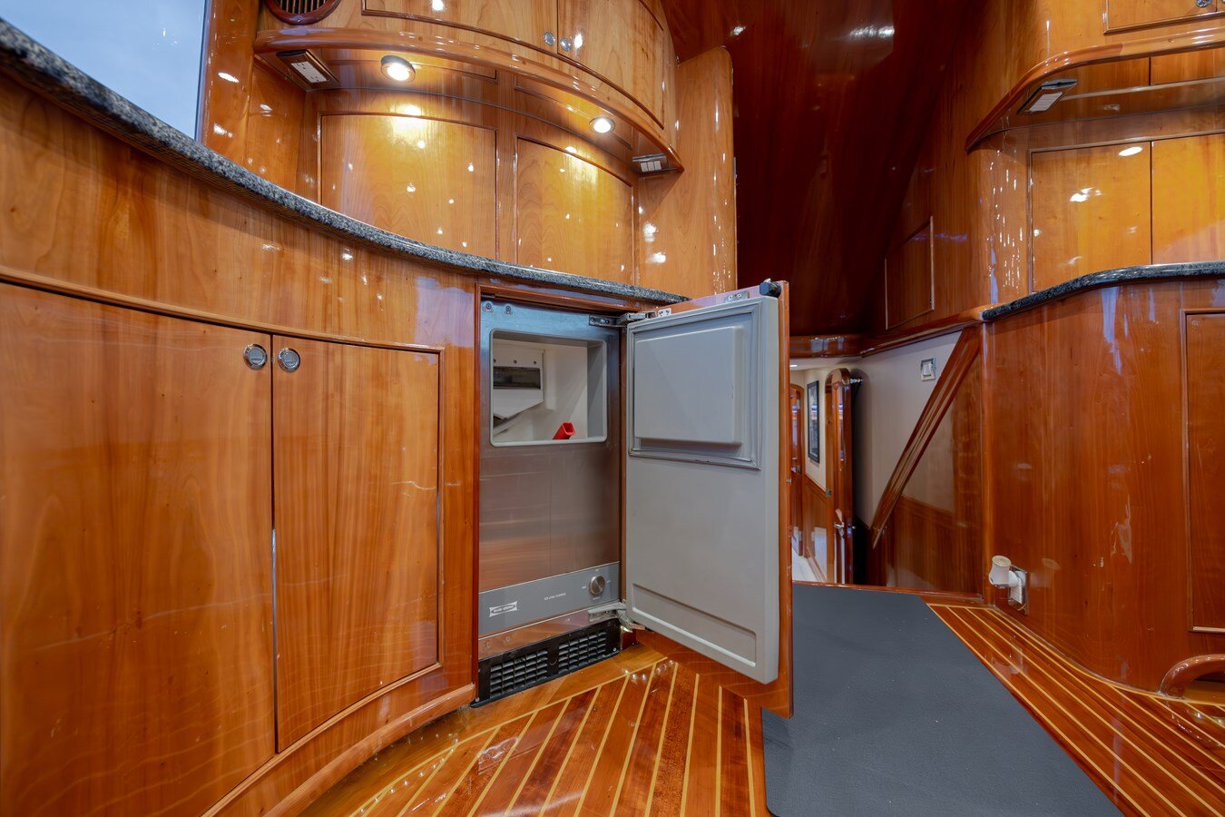 2008-winter-custom-yachts-62-112b00