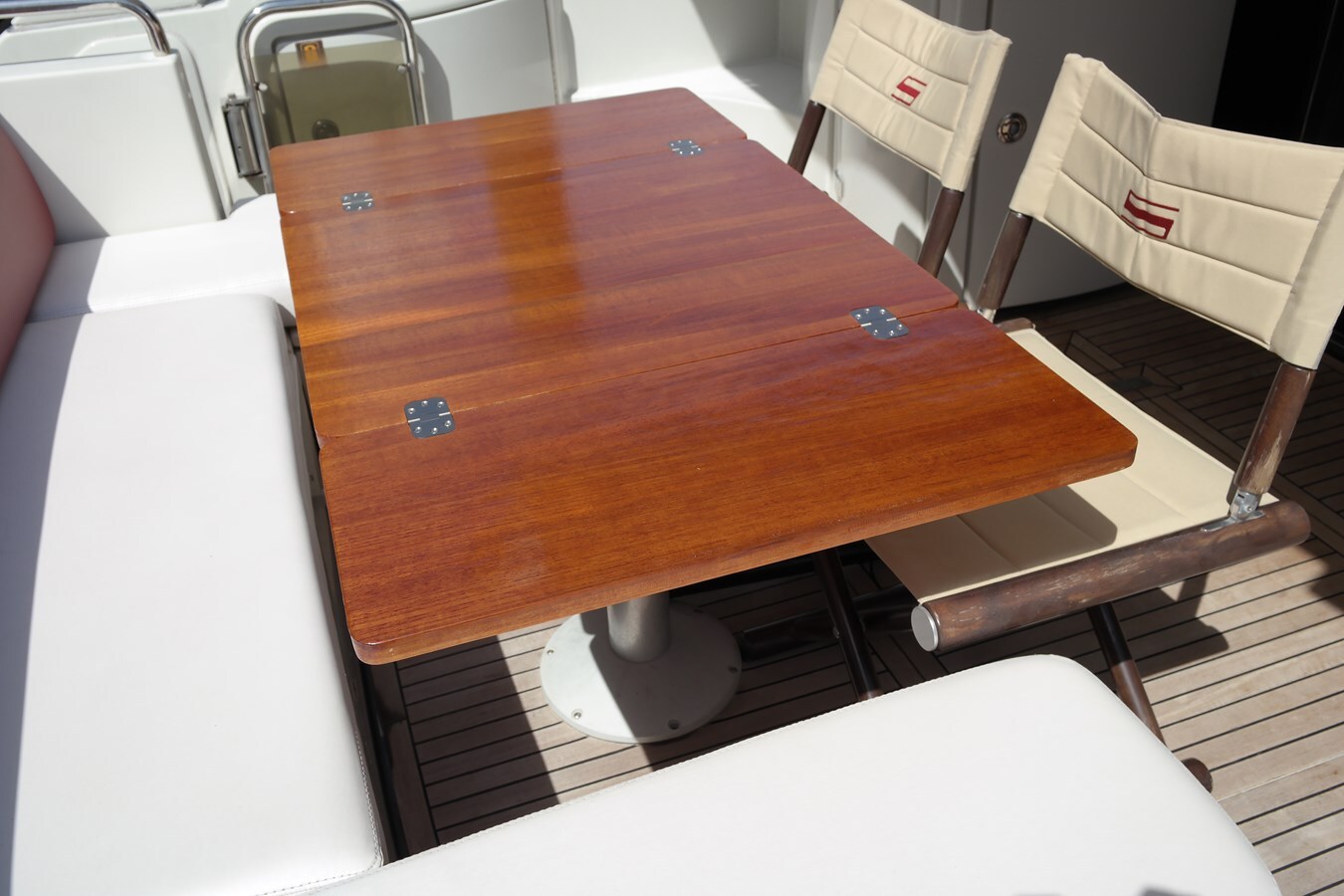 2009-azimut-yachts-43-10-ded0d6