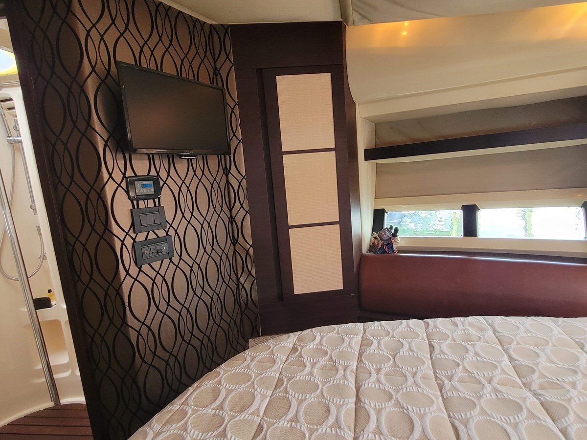 2009-azimut-yachts-43-10-ded0d6