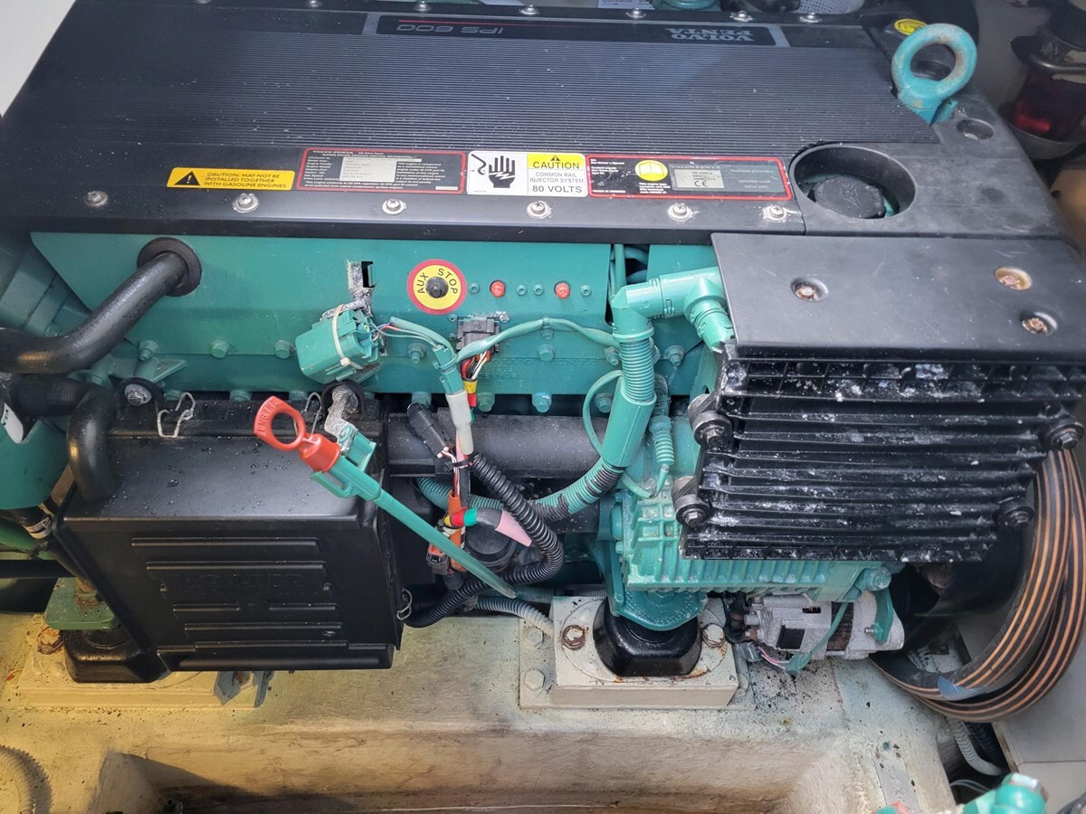 2009-azimut-yachts-43-10-ded0d6