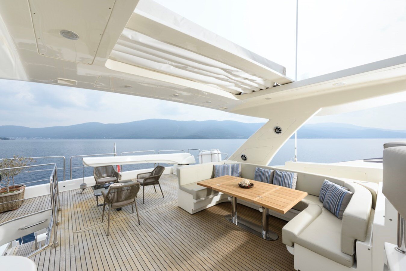 2009-ferretti-custom-line-97-6-b033c1