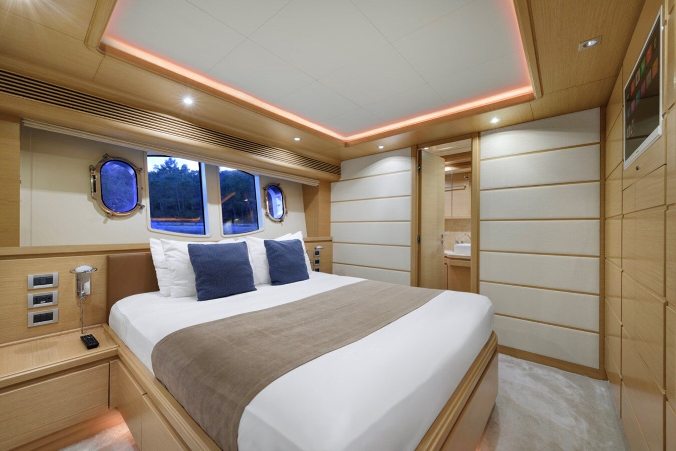 2009-ferretti-custom-line-97-6-b033c1