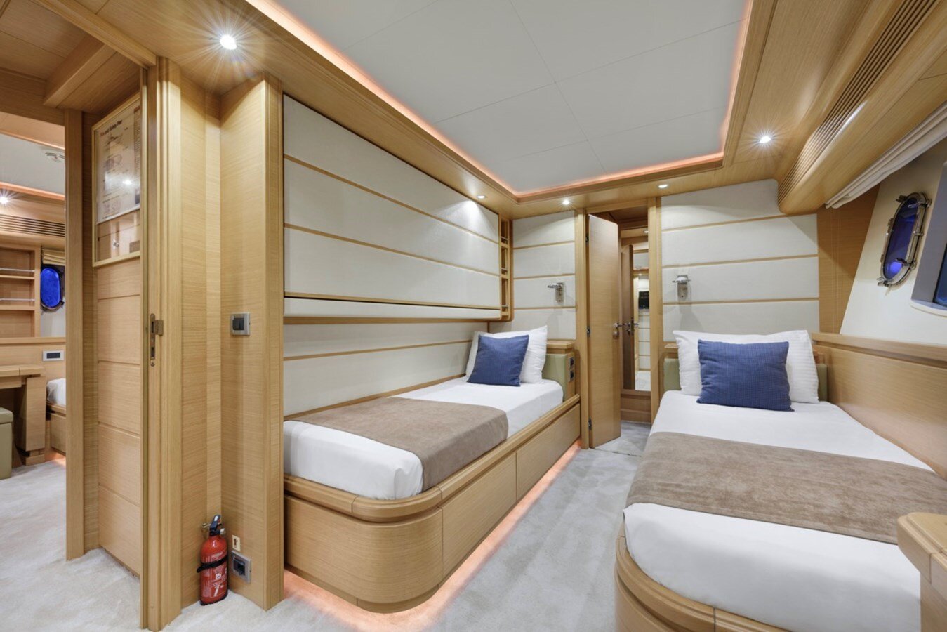 2009-ferretti-custom-line-97-6-b033c1