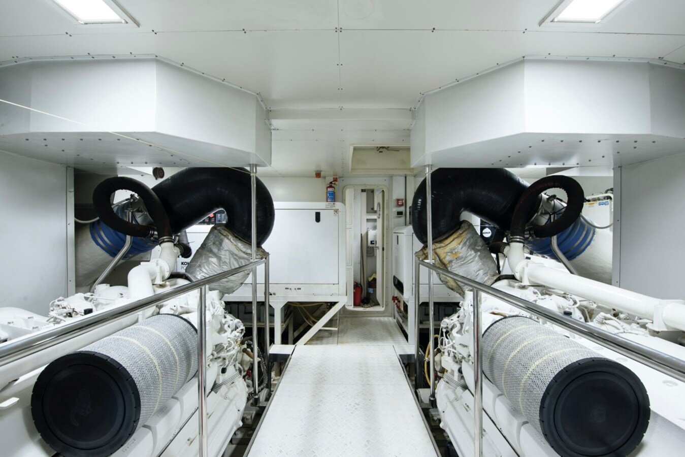 2009-ferretti-custom-line-97-6-b033c1