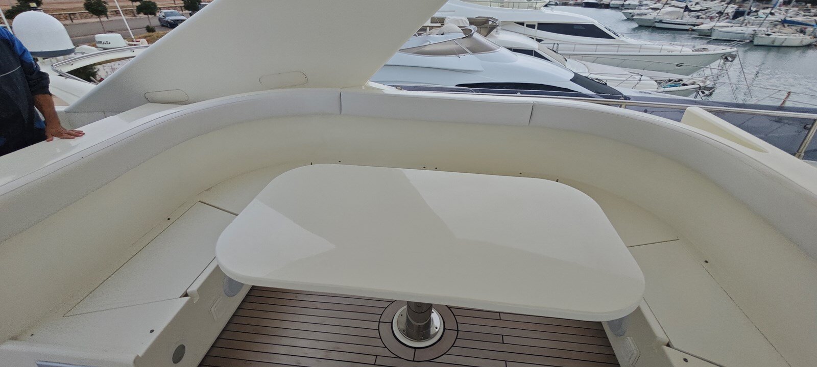 2009-ferretti-yachts-83-694aa5