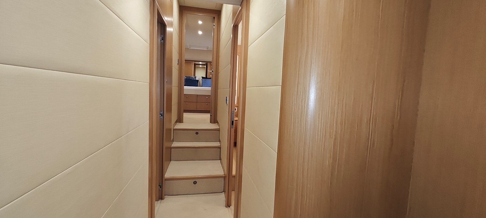 2009-ferretti-yachts-83-694aa5