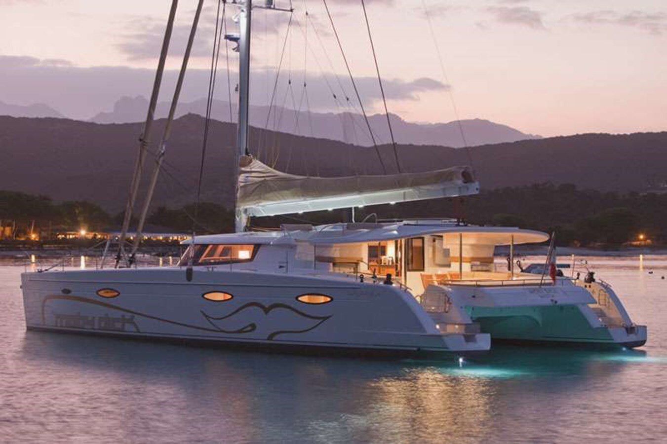 2009-fountaine-pajot-65-5d8c1d