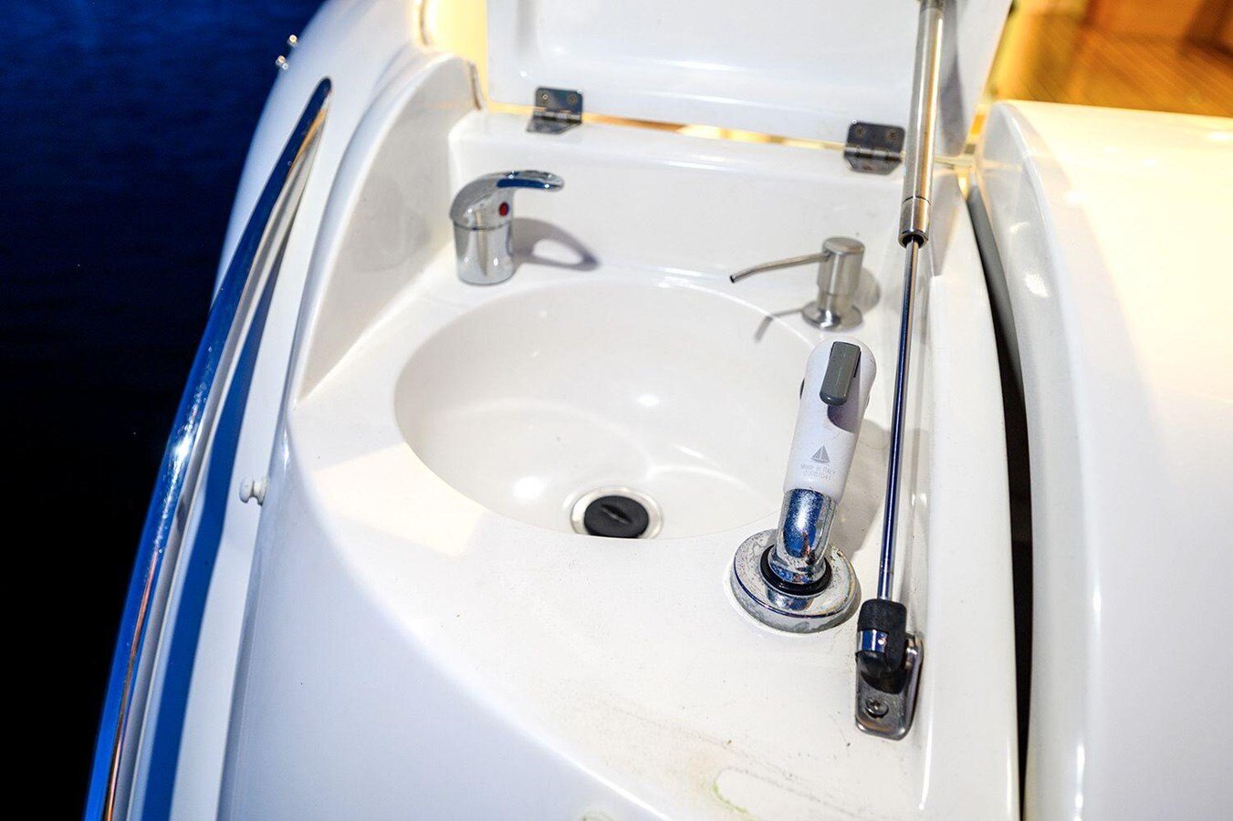 2009-genesis-44-49788b