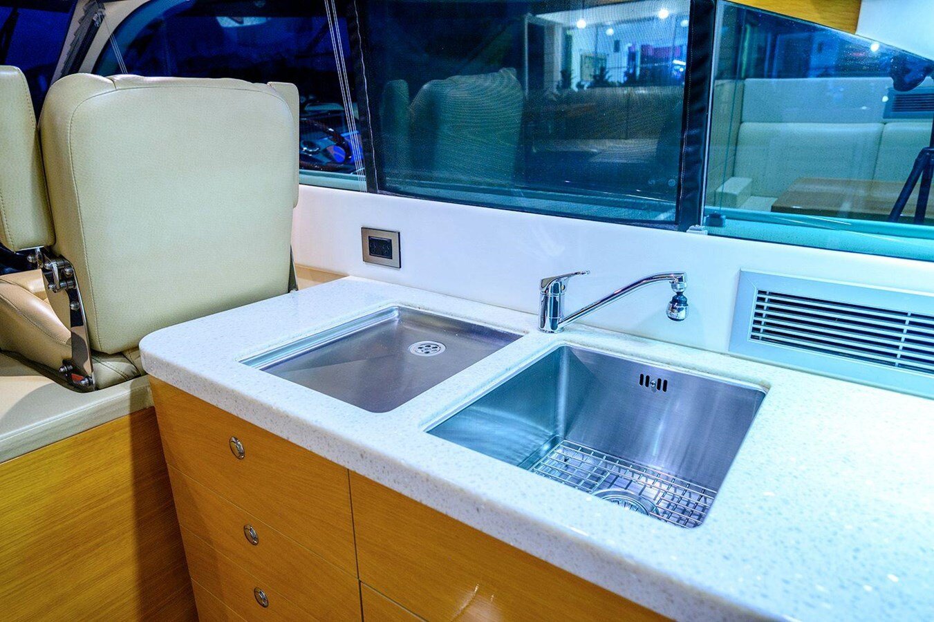 2009-genesis-44-49788b