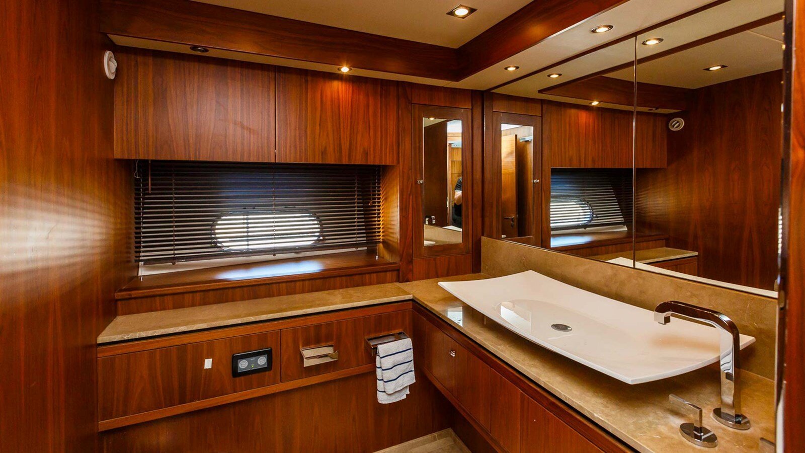 2009 SUNSEEKER 88' 7