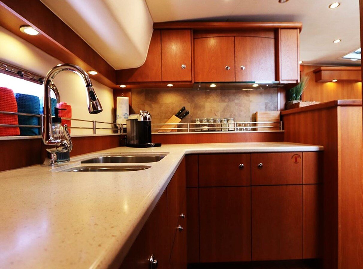 2009-tiara-yachts-45-3-910983