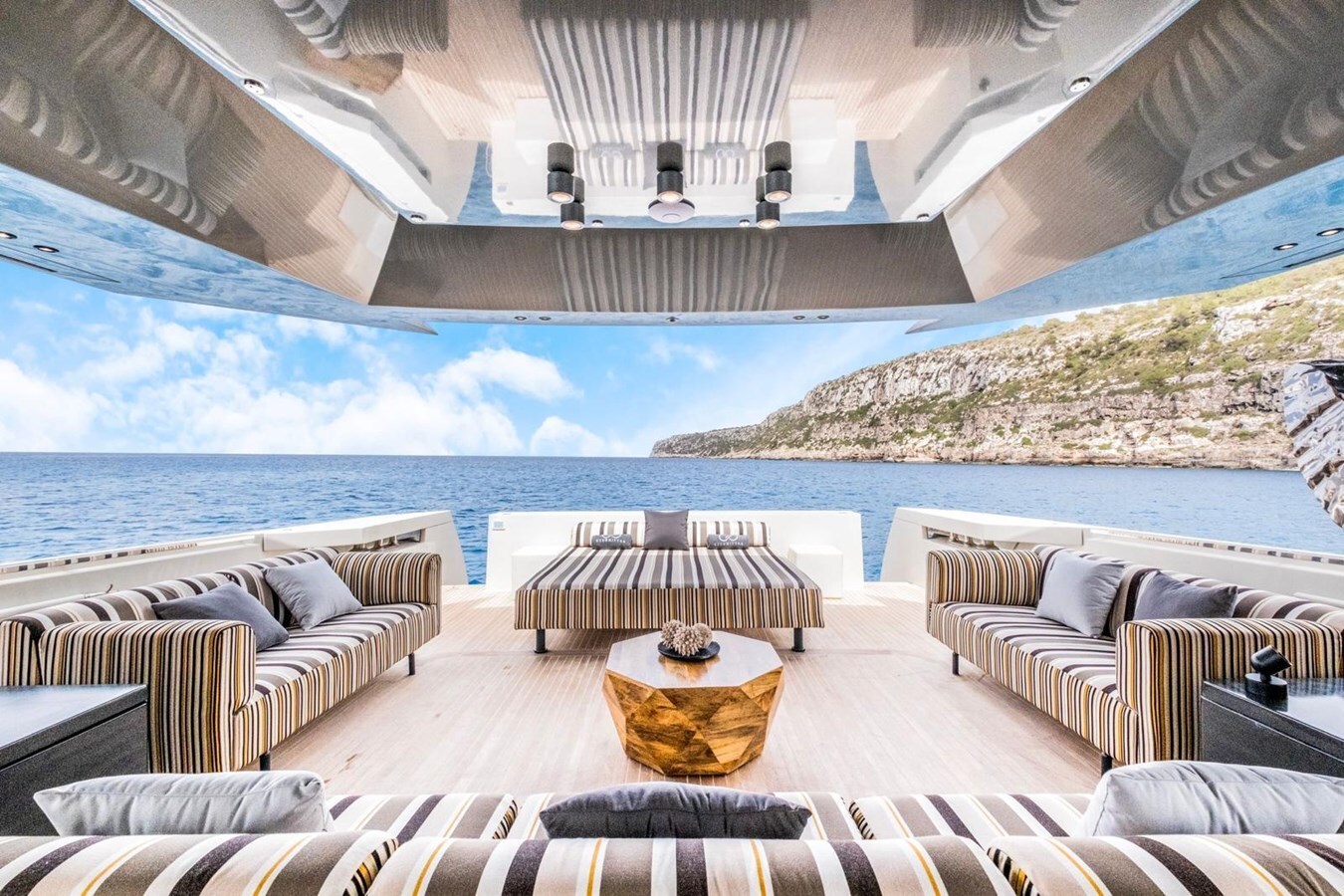 2010 ARCADIA YACHTS 83' 8