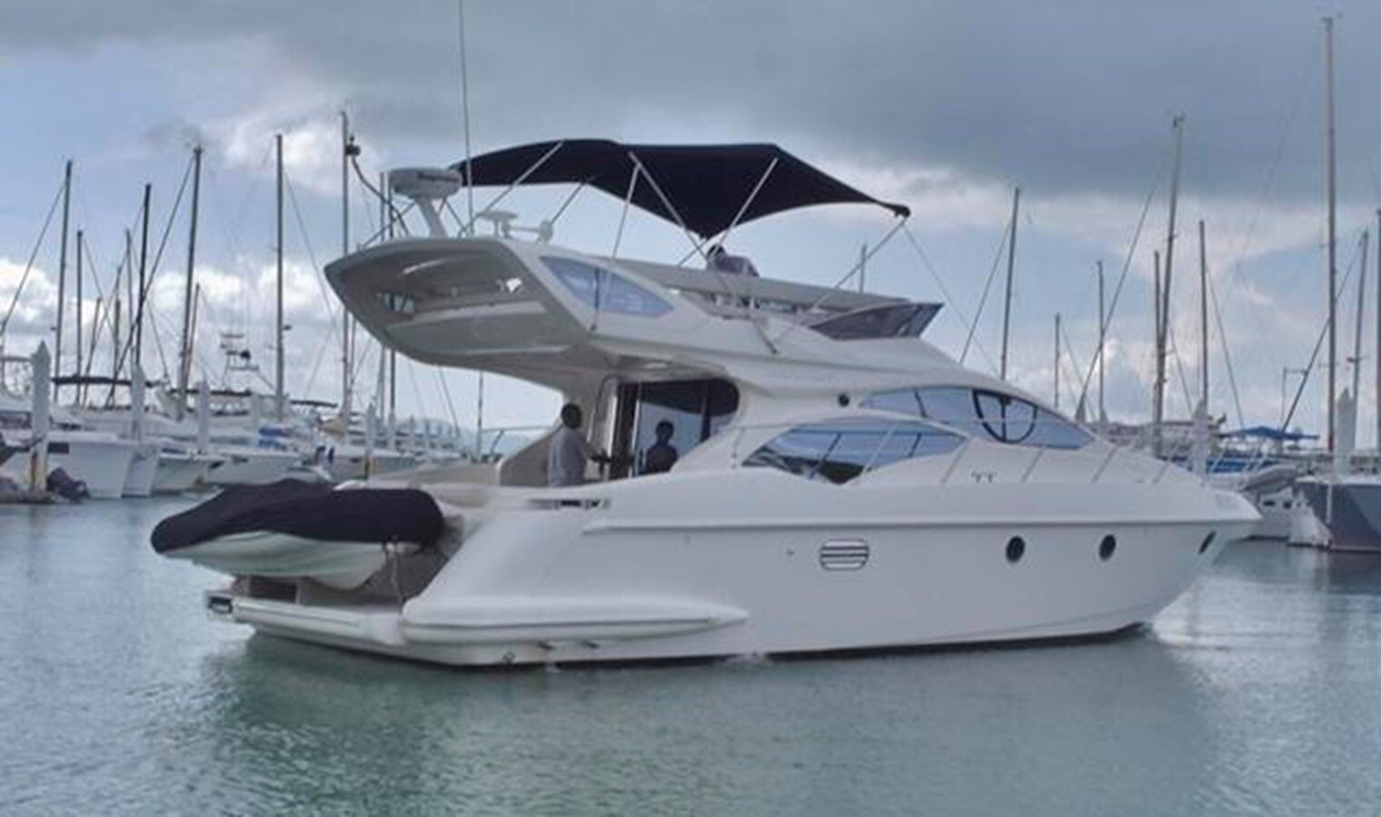 2010-azimut-yachts-43-d223b0