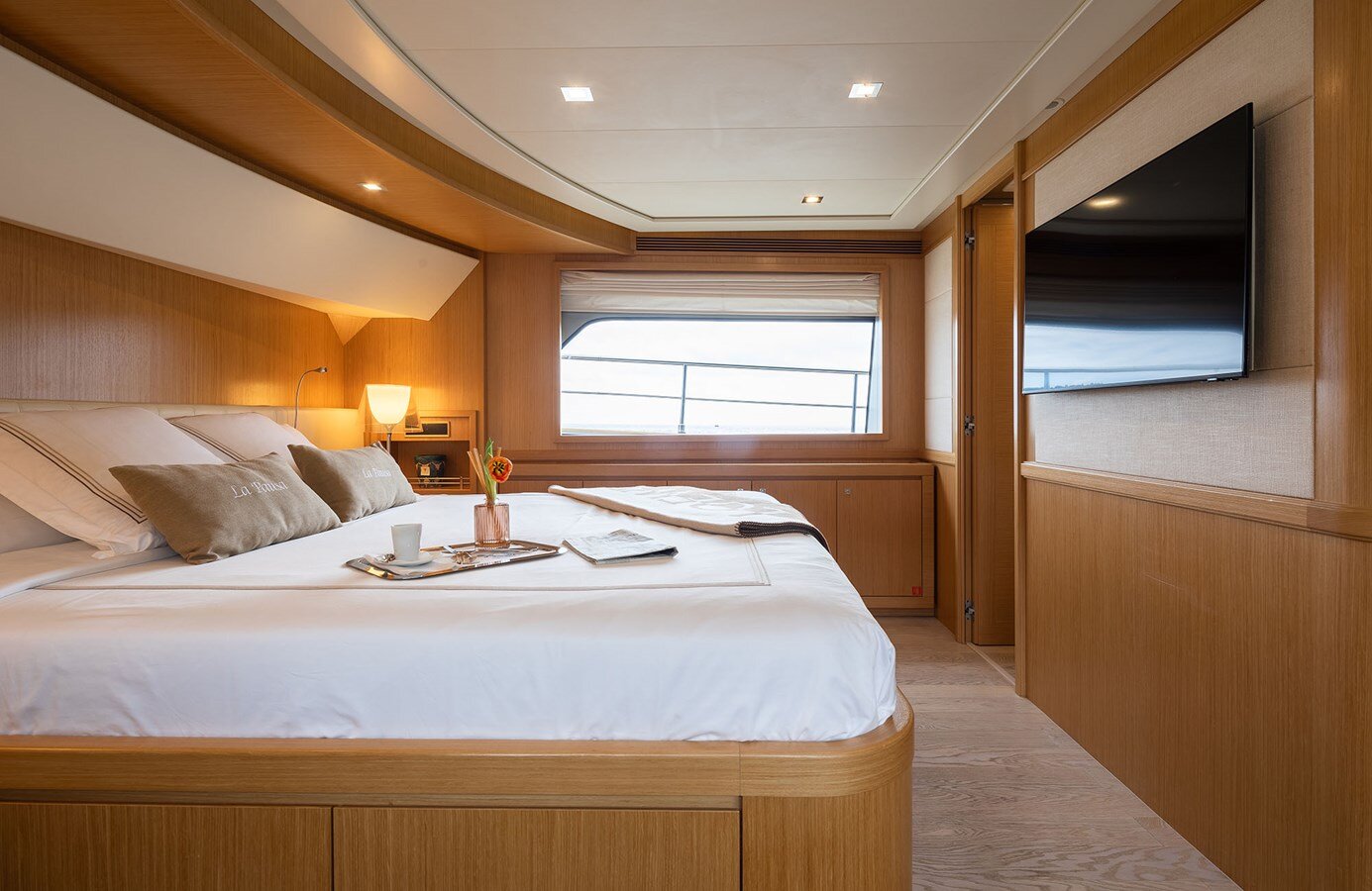 2010 FERRETTI YACHTS 86' 1