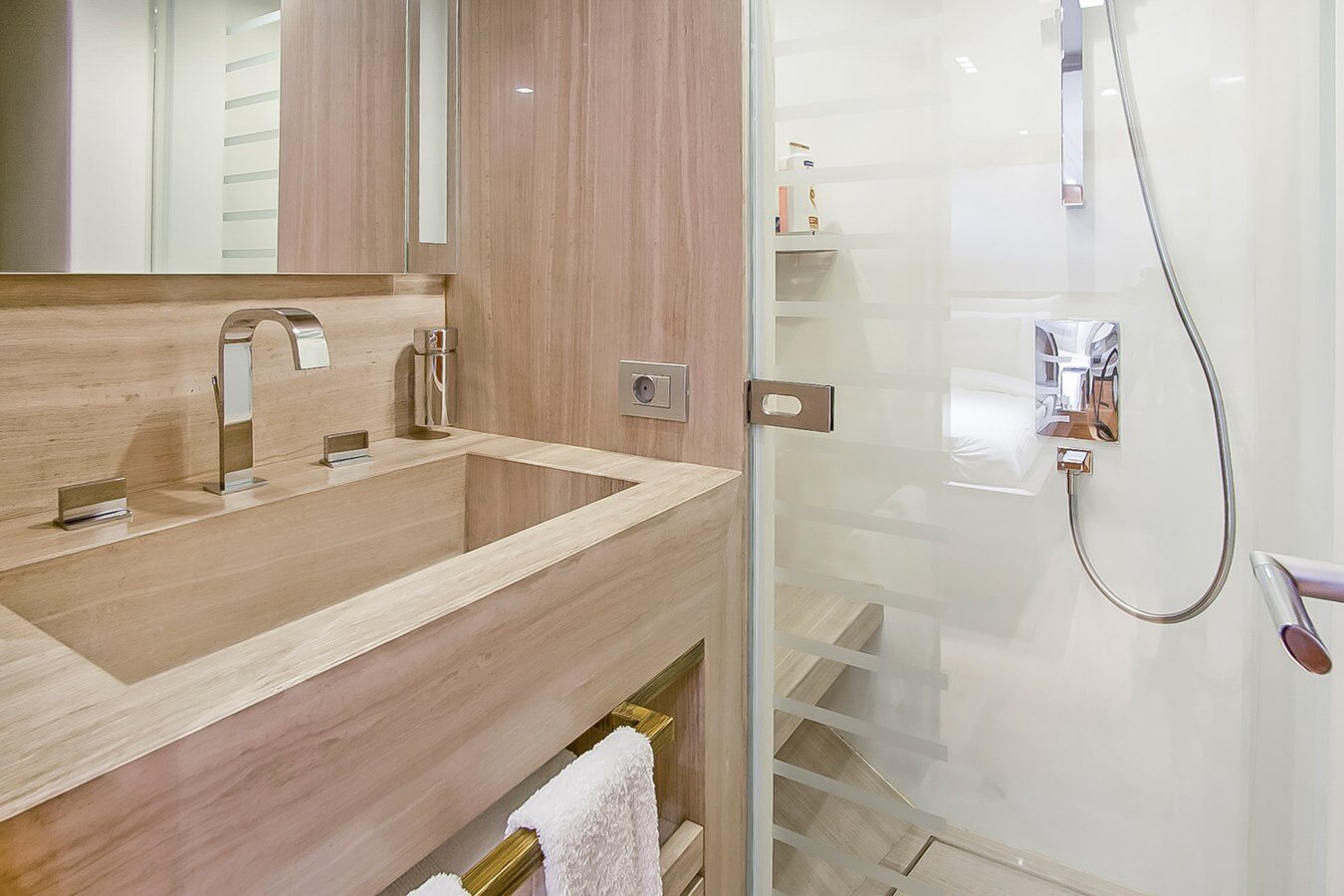 2010-peri-yachts-94-578014