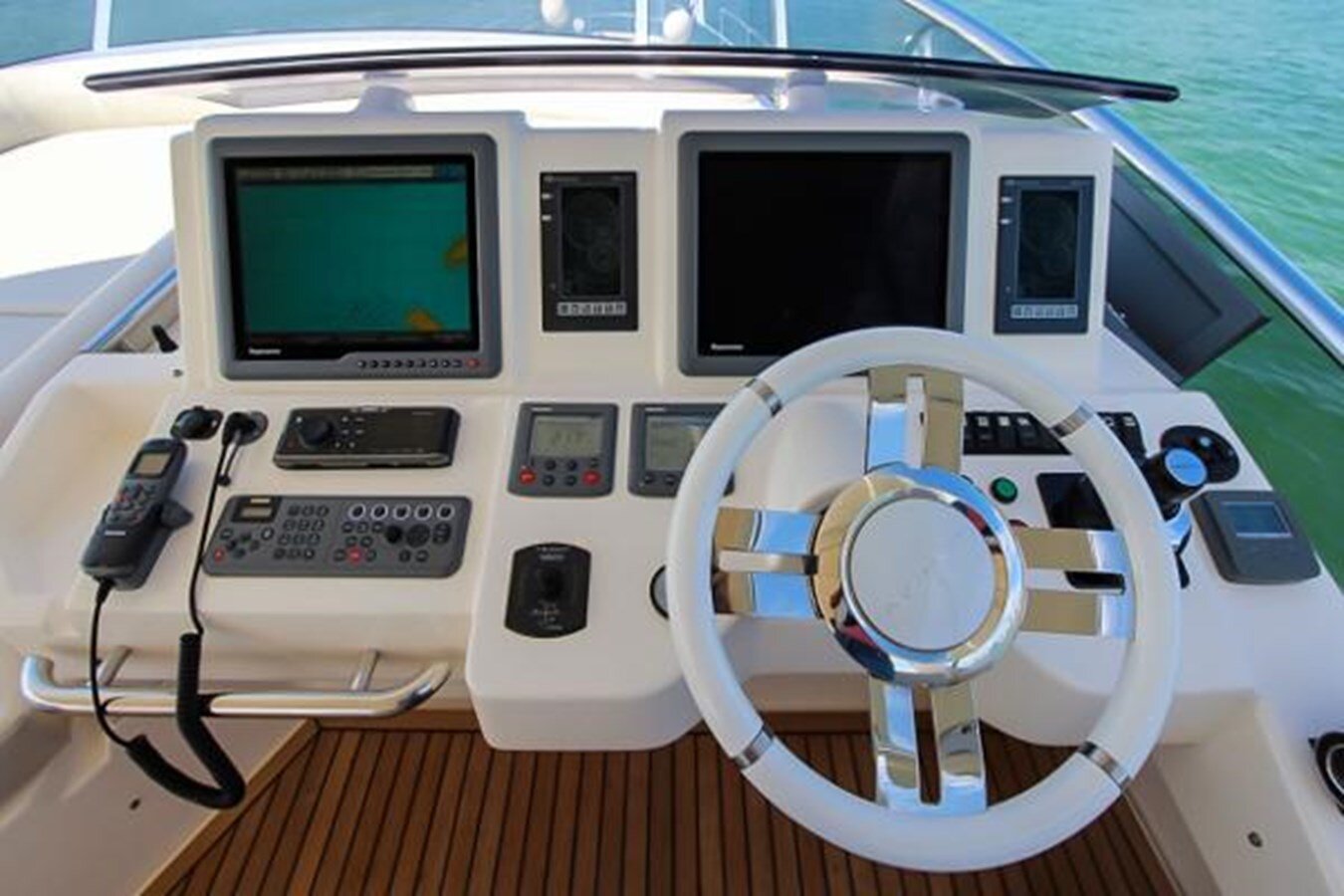 2011-azimut-yachts-70-0f7daf