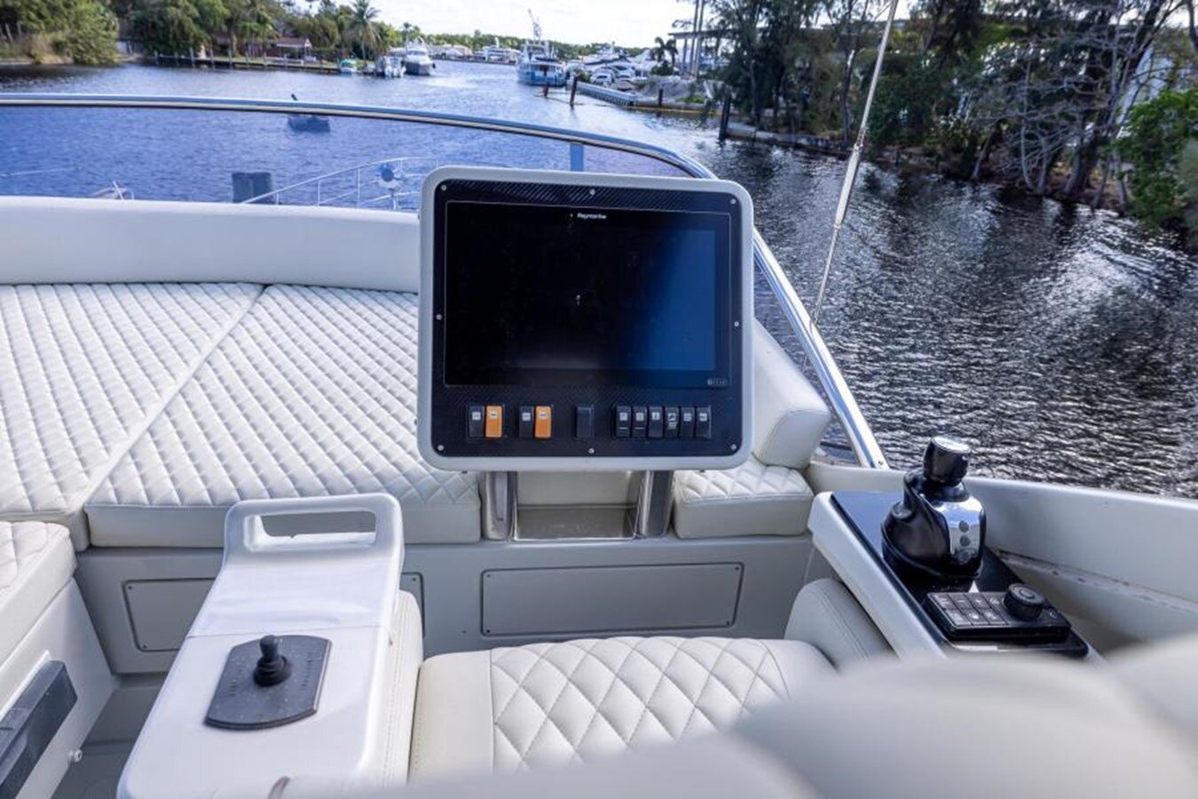 2011-azimut-yachts-72-5dcbae