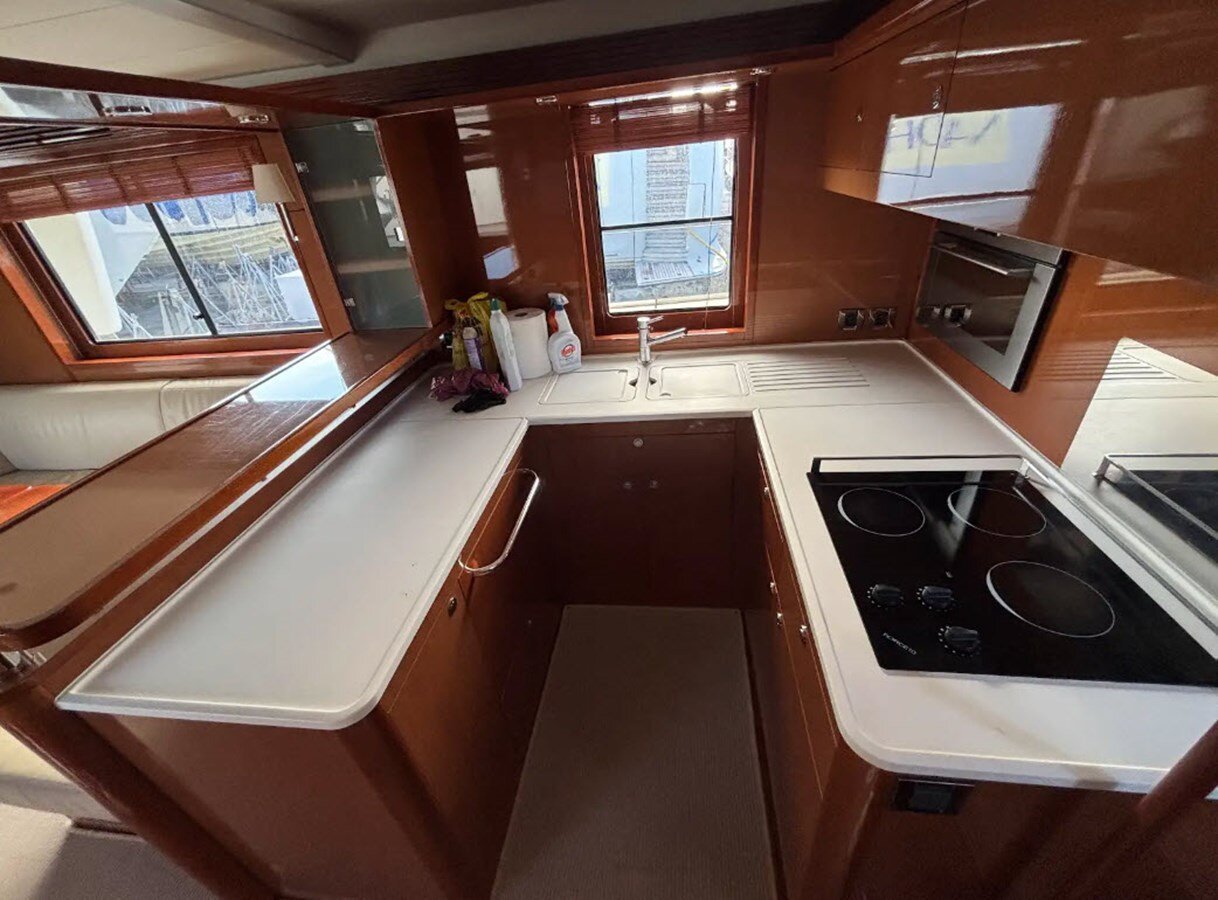 2011-beneteau-55-10-982acb