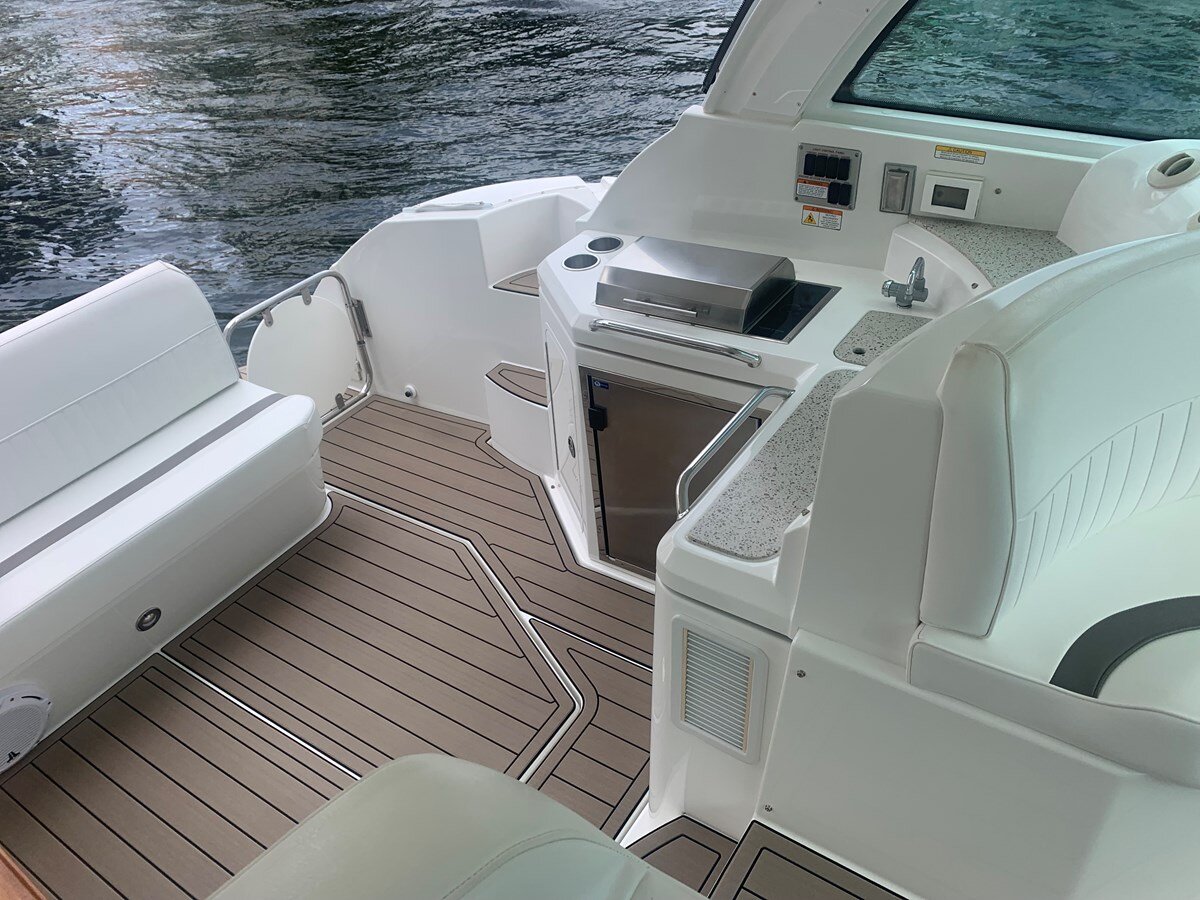 2011-cruisers-yachts-42-0606ba