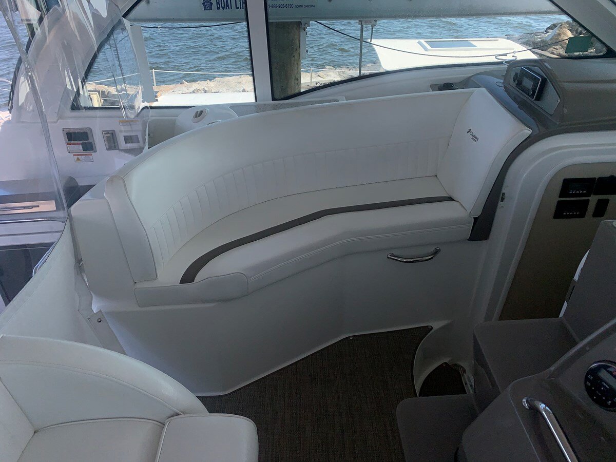 2011-cruisers-yachts-42-0606ba