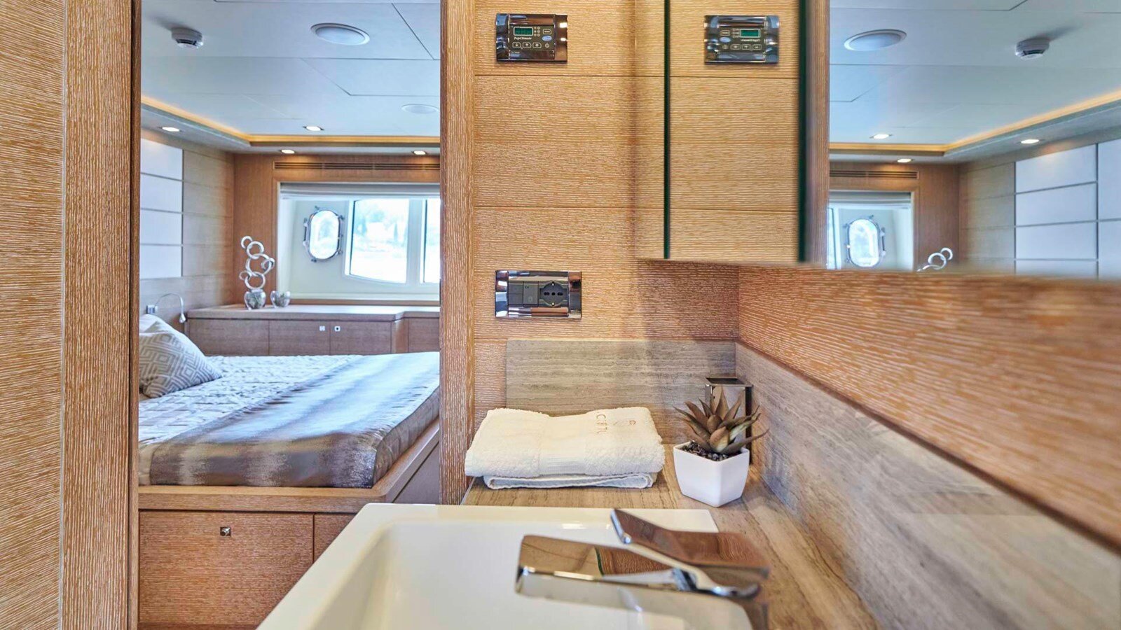 2011 FERRETTI YACHTS 111' 7