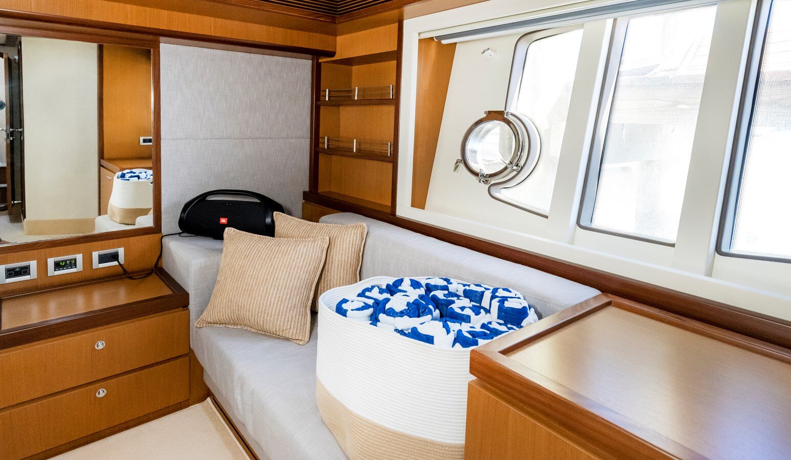 2011-ferretti-yachts-66-230b21