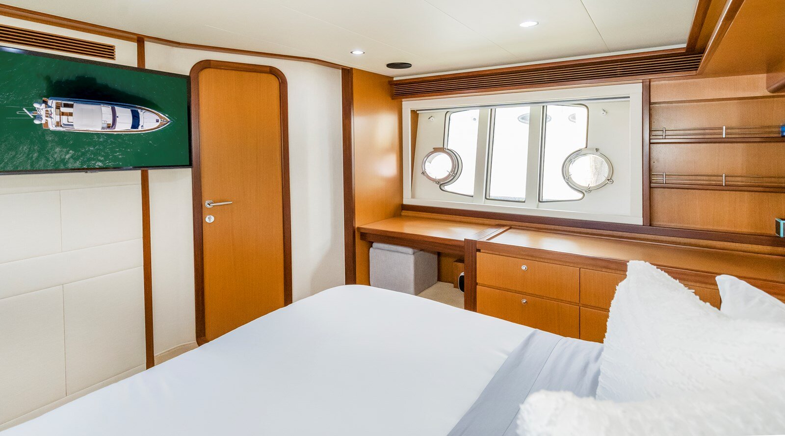 2011-ferretti-yachts-66-230b21