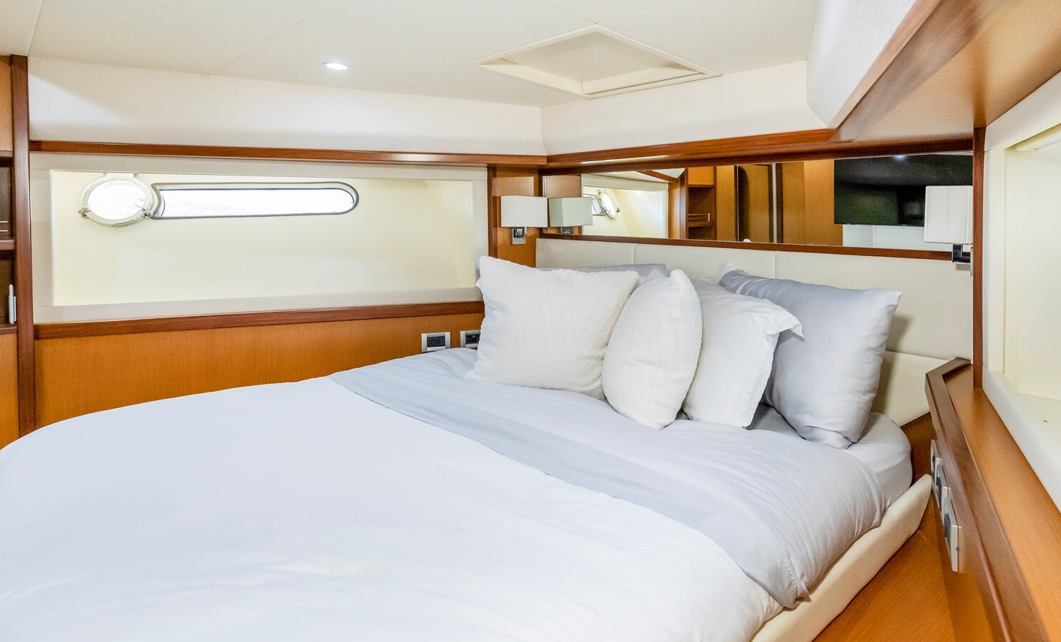 2011-ferretti-yachts-66-230b21