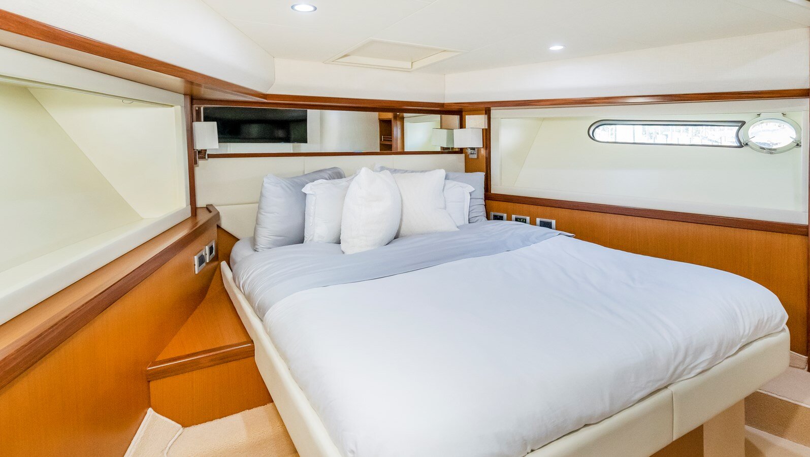 2011-ferretti-yachts-66-230b21
