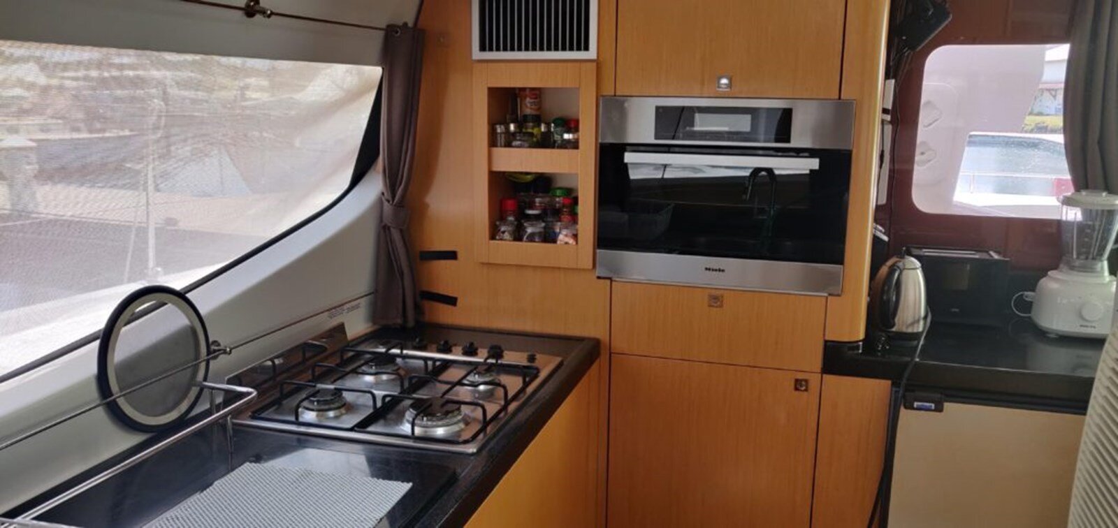 2011-fountaine-pajot-48-53683f