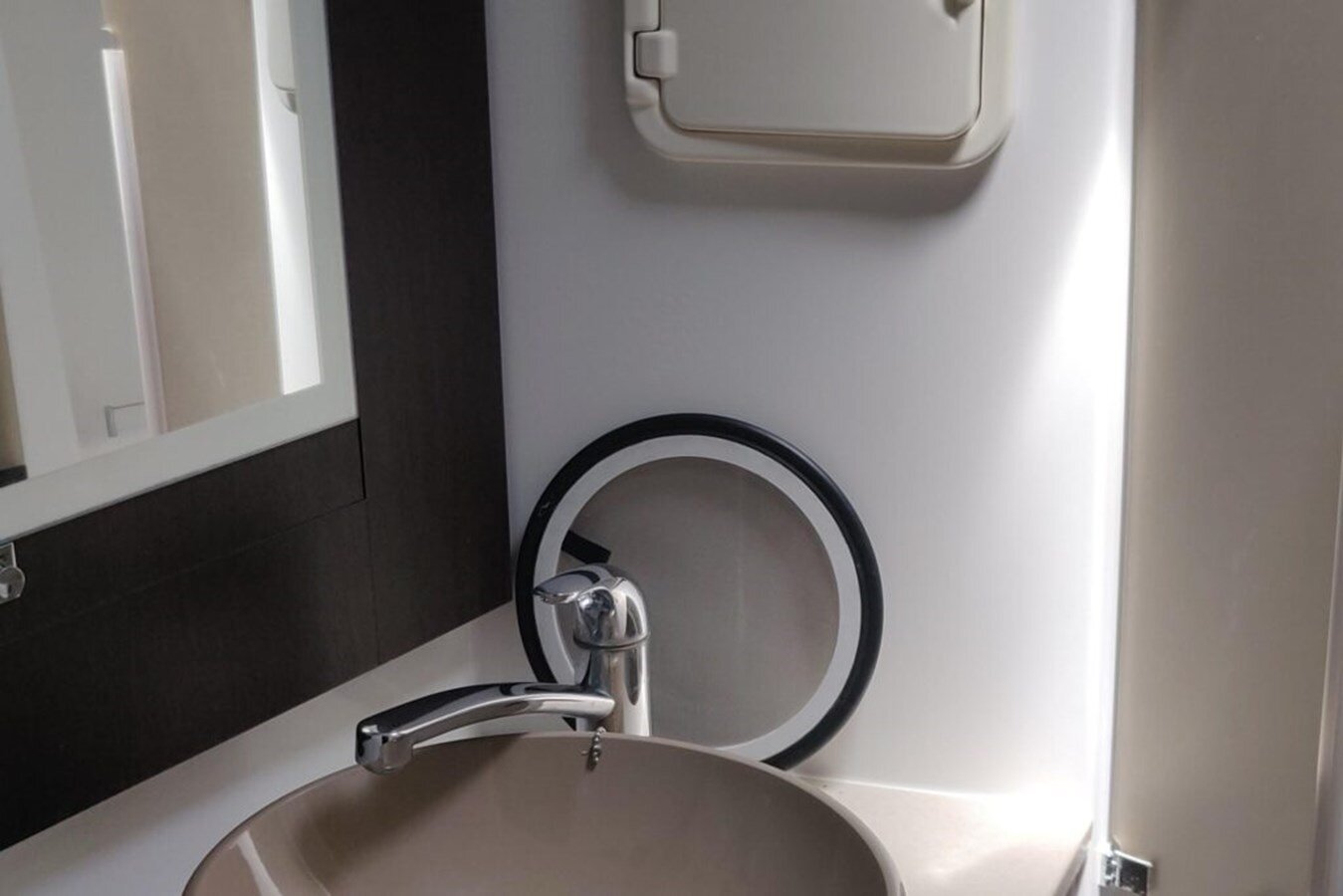 2011-fountaine-pajot-48-53683f