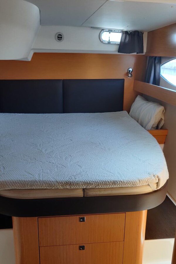 2011-fountaine-pajot-48-53683f