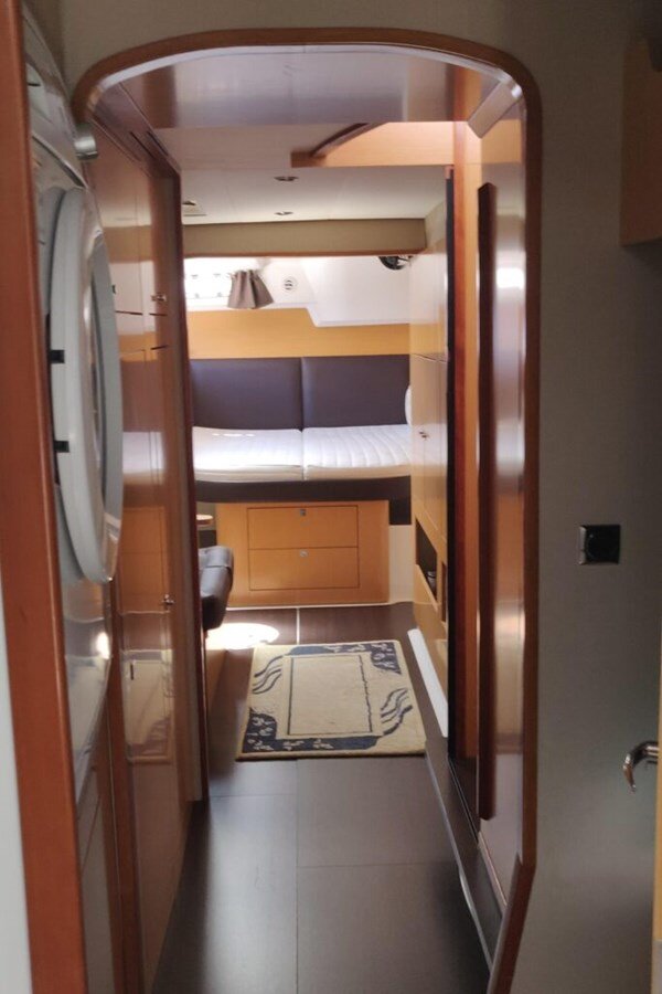 2011-fountaine-pajot-48-53683f