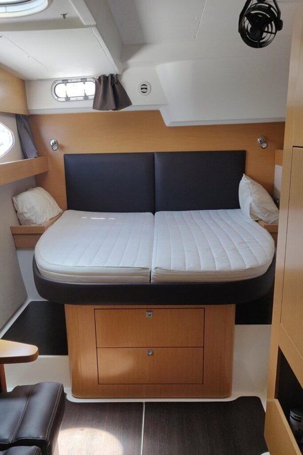 2011-fountaine-pajot-48-53683f
