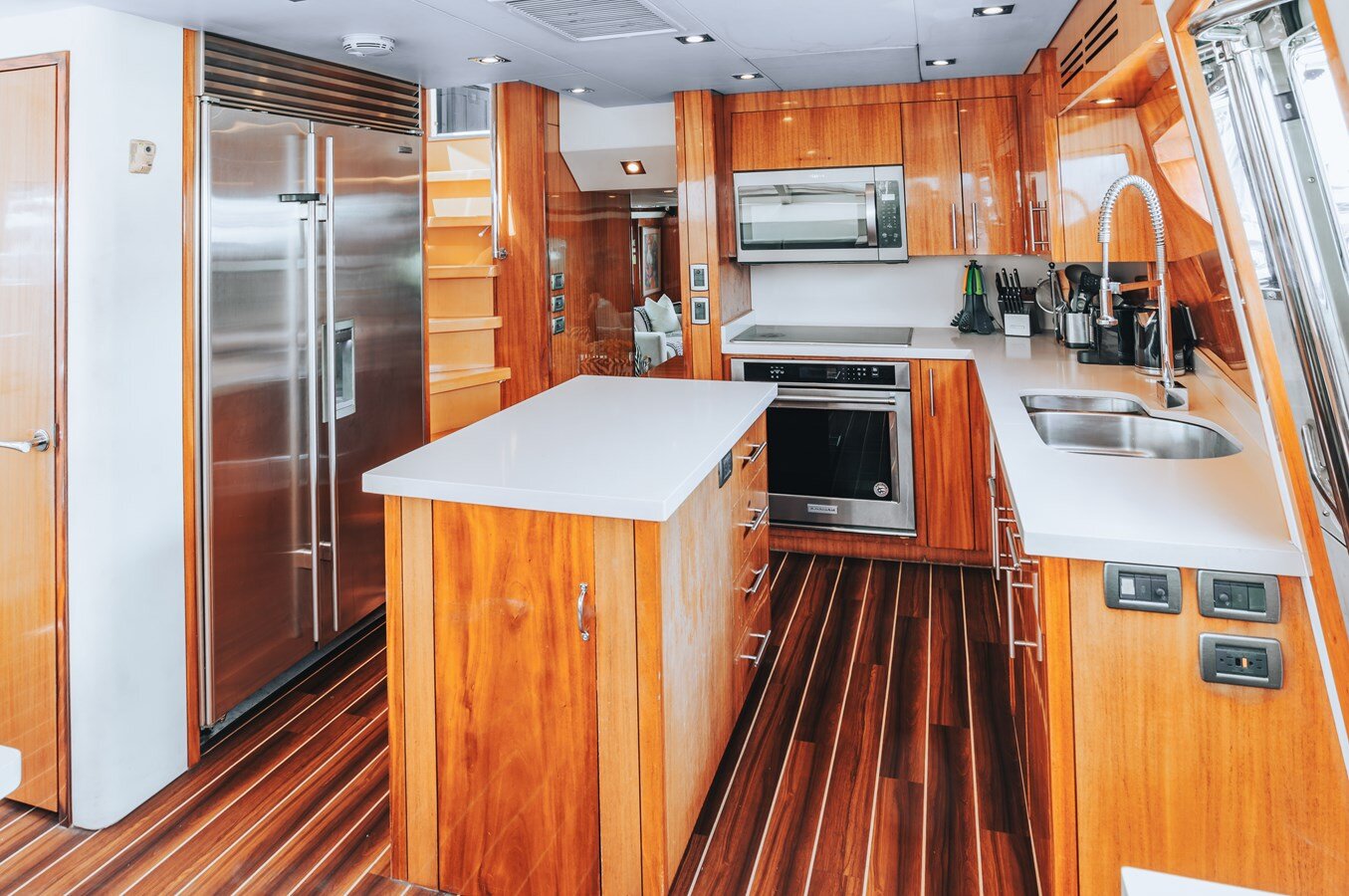 2011-hatteras-80-678f50