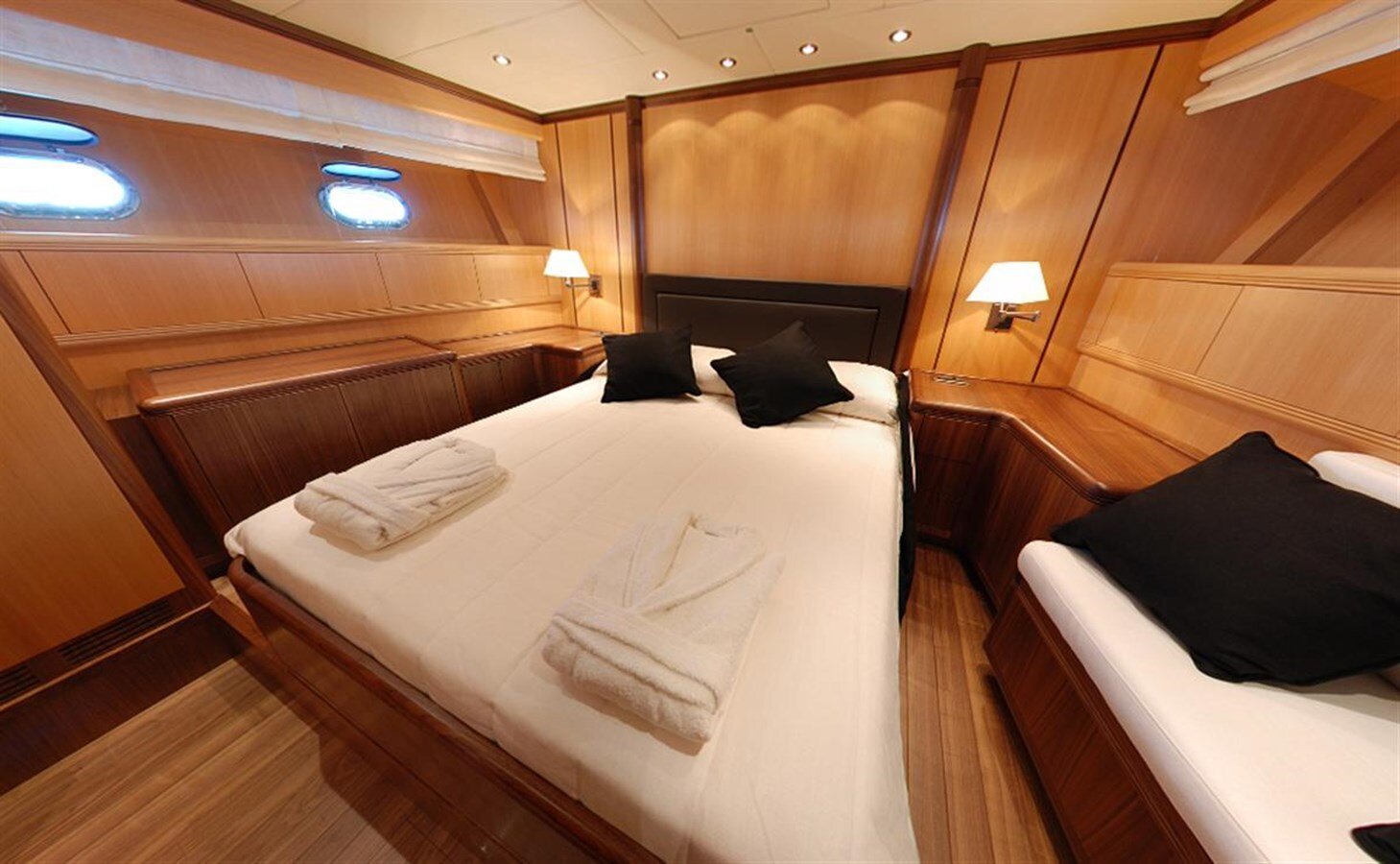 2011 MANGUSTA 75' 6