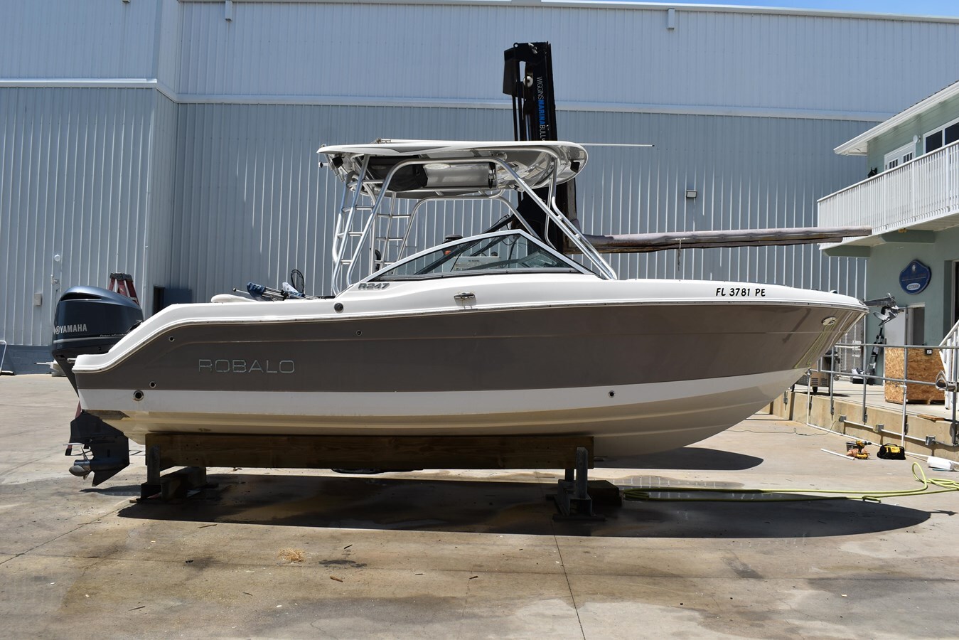 2011-robalo-24-d8bb62