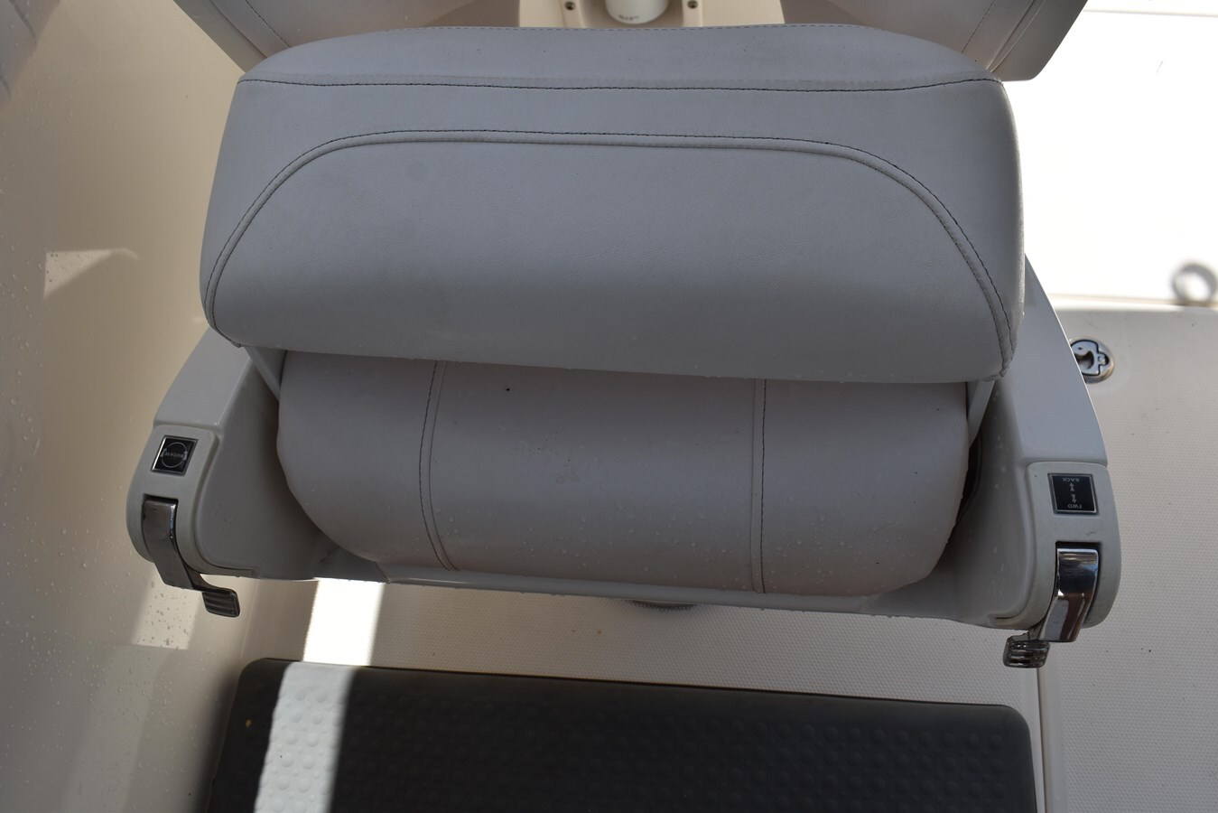 2011-robalo-24-d8bb62