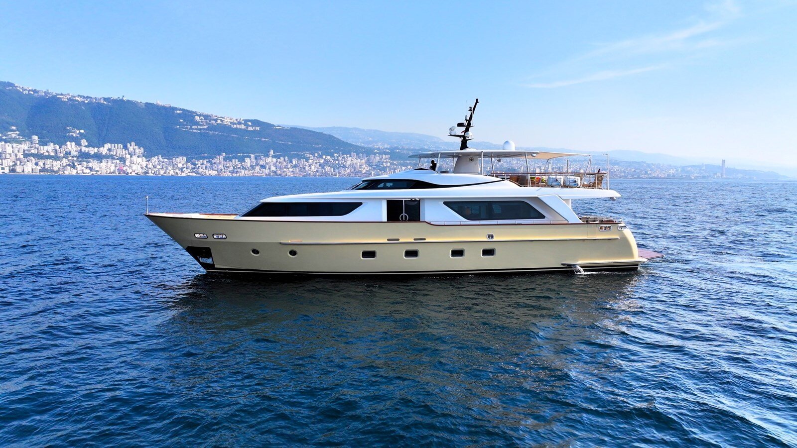 2011-sanlorenzo-90-7-d5d344