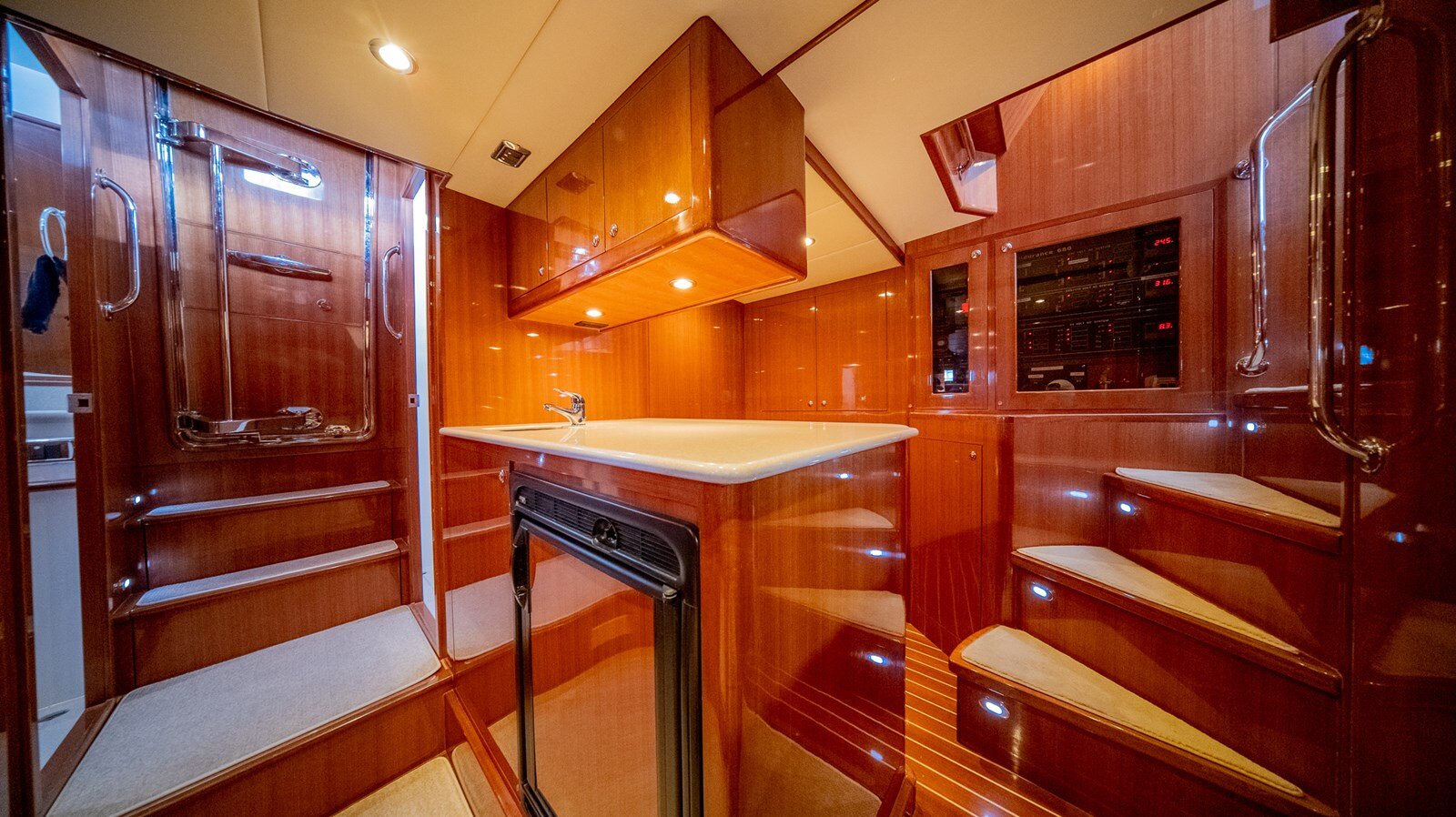 2012-hampton-yachts-68-e043b9