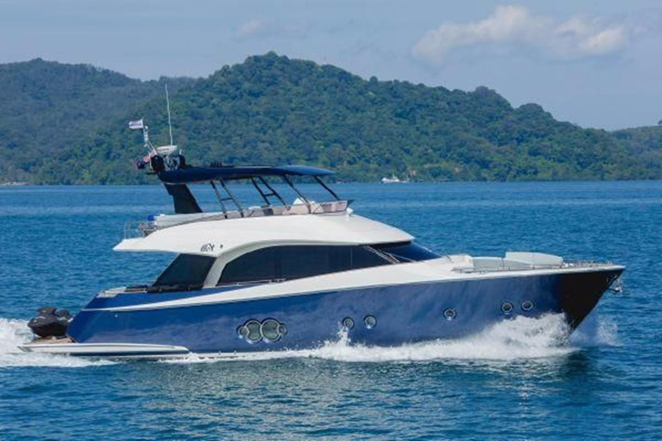 2012-monte-carlo-yachts-65-cf325b