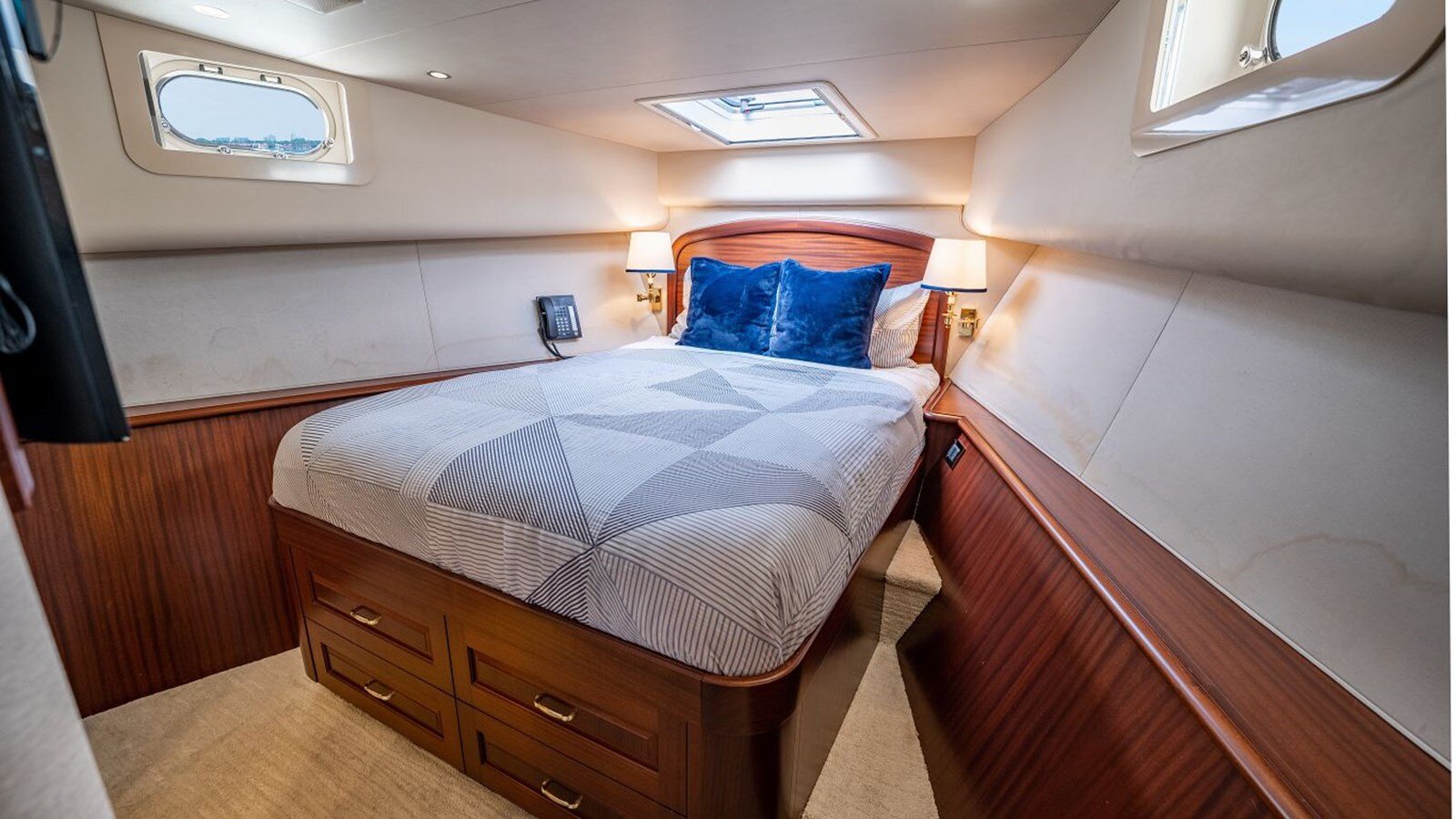 2012 PACIFIC MARINER 85'