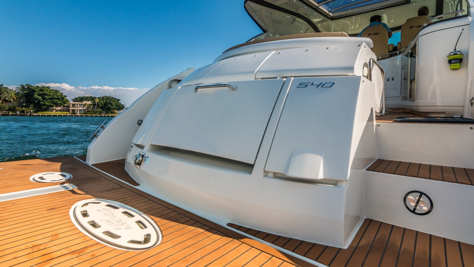 2013-cruisers-yachts-54-4-6ab070