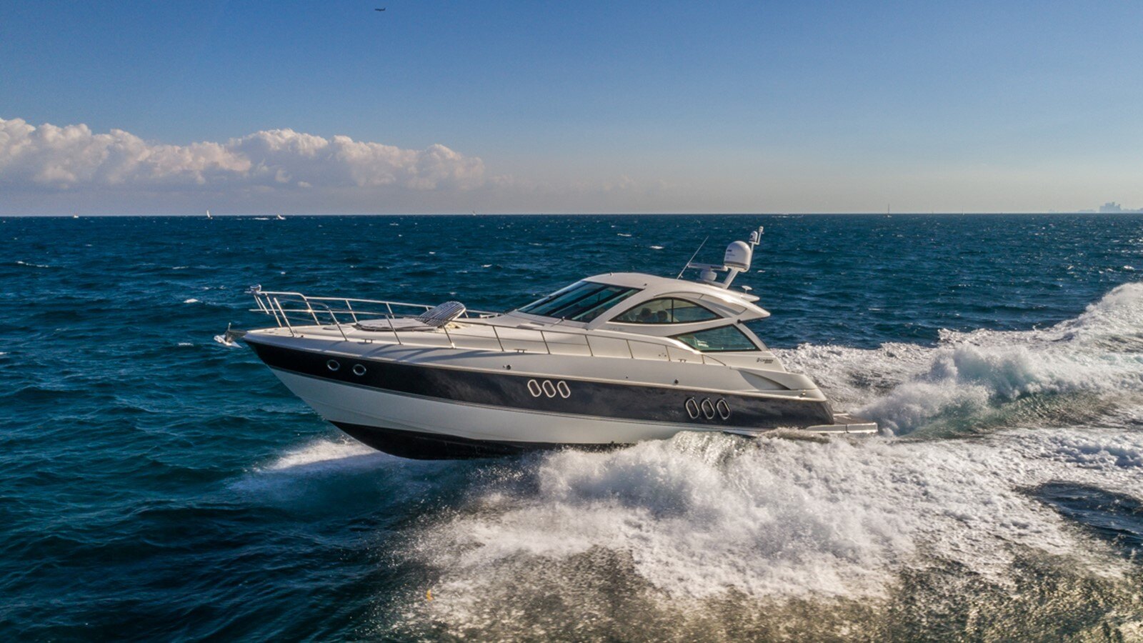 2013-cruisers-yachts-54-4-6ab070
