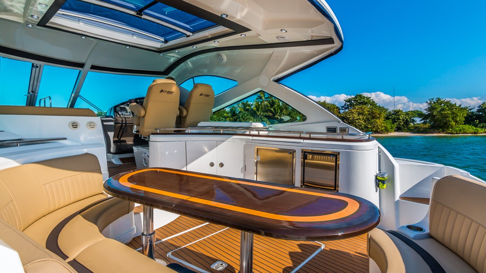 2013-cruisers-yachts-54-4-6ab070